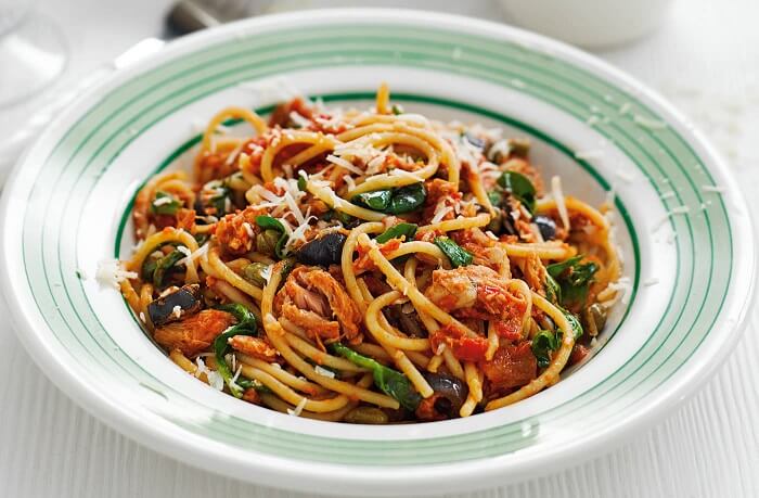 Спагеті з тунцем і помідорами