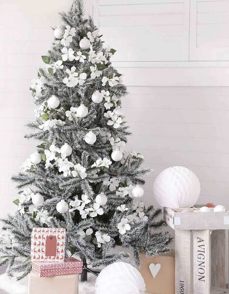різдвяний декор в білих та срібних тонах