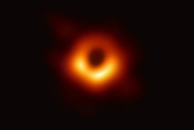 чорна діра справжнє фото