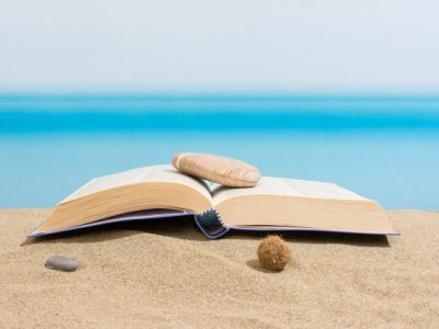 10 «морских» книг, которые стоит взять с собой в отпуск