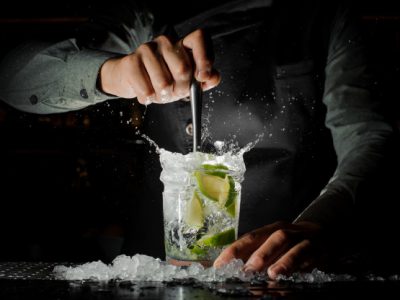 10 популярних алкогольних коктейлів, які ніколи не вийдуть з моди